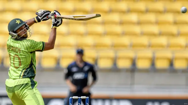 شاہد آفریدی اس میچ میں اپنے پرانے رنگ میں نظر آئے اور 29 گیندوں پر 67 رنز بنا کر پاکستان کو 210 کے مجموعے تک پہنچانے میں کلیدی کردار ادا کیا۔