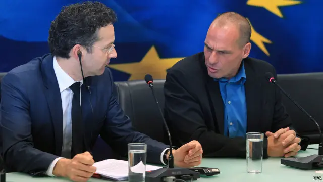 فاروفاكس (على اليمين) في أثناء مؤتمر صحفي مع يرون ديسيلبلوم، رئيس مجموعة وزراء مالية منطقة اليوروم الذي يزور أثينا حاليا لبحث الأزمة مع اليونان.