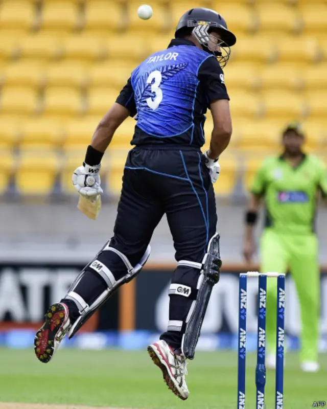 طویل القامت محمد عرفان کی کچھ شاٹ پچ گیندوں نے نیوزی لینڈ کے بلے بازوں کو پریشان ضرور کیا۔