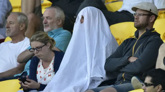 پاکستانی بلے باز حارث سہیل کے بھوت سے ڈرنے کے واقعے کی خبر کے تناظر میں کچھ تماشائی بھوت بن کر بھی آئے۔