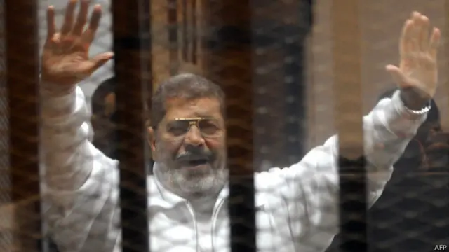 مرسي خلف القضبان