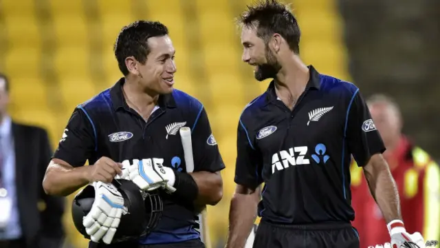 ٹیلر نے ایلیئٹ کے ساتھ مل کر چوتھی وکٹ کے لیے 112 رنز کی سنچری شراکت قائم کی