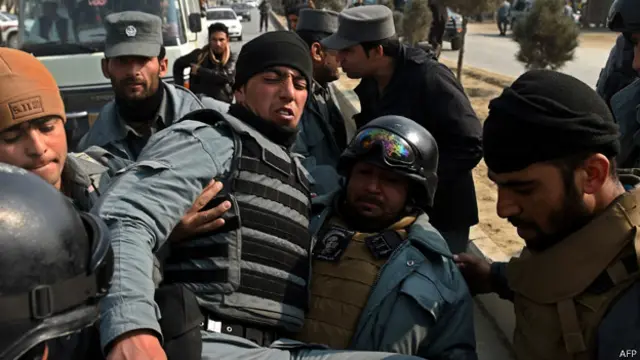 أصيب عدد من رجال الشرطة بجروح