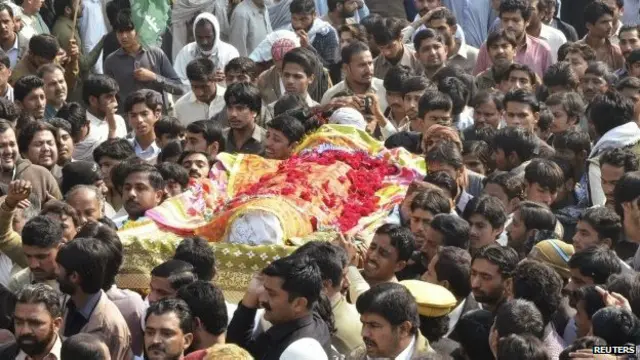 शिया मस्जिद में मरने वालों को सामूहिक रूप से किया सुपुर्दे ख़ाक