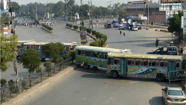 کراچی کے علاوہ لاڑکانہ، حیدرآباد سمیت سندھ کی دیگر شہروں میں بھی سنیچر کو احتجاجی مظاہرے کیے گئے ہیں۔ یوم سوگ کی وجہ سے کراچی میں ٹریفک نہ ہونے کے برابر رہی