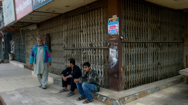 صوبہ سندھ میں اس سانحے پر سرکاری سطح پر ایک دن کا سوگ منایا جا رہا ہے جبکہ شکار پور سمیت اندونِ سندھ کے کئی شہروں میں کاروبارِ زندگی معطل رہا