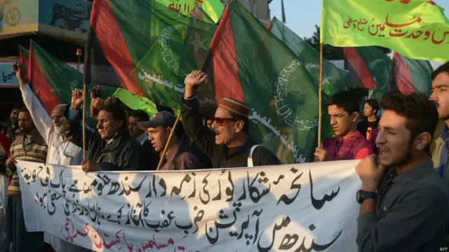 شیعہ تنظیم مجلس وحدت المسلمین نے شکار پور دھماکے کے بعد تین روزہ سوگ کا اعلان بھی کیا ہے جبکہ اس تنظیم کے علاوہ شیعہ علما کونسل کی اپیل پر سنیچر کو صوبے بھر میں ہڑتال کی گئی