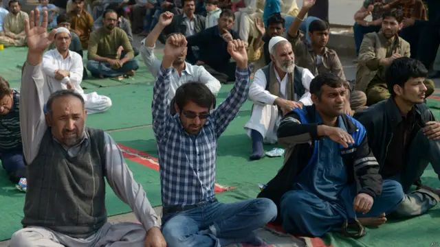 کراچی میں نمائش چورنگی، ملیر اور ابوالحسن اصفہانی روڈ پر جمعے کی شب سے ہی احتجاجی دھرنے جاری رہے