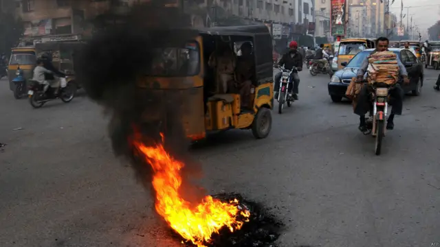 پاکستان کے صوبہ سندھ کے شہر شکار پور کی ایک امام بارگاہ میں خودکش دھماکے سے 61 افراد کی ہلاکت پر سنیچر کو صوبے بھر میں سوگ منایا جا رہا ہے اور مختلف مقامات پر احتجاج جاری ہے