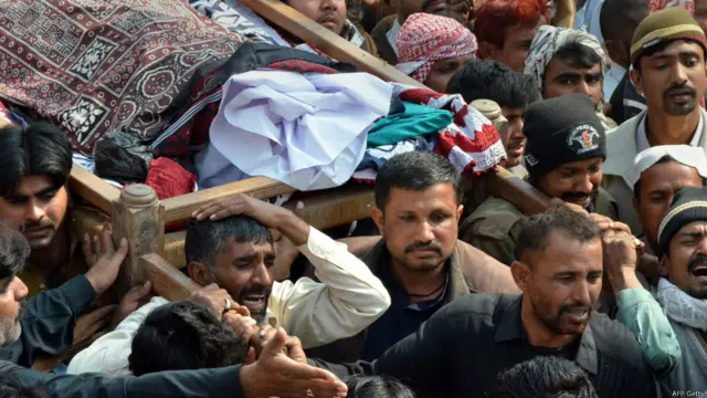 دھماکے کے ہلاک شدگان کی اجتماعی نمازِ جنازہ سنیچر کی صبح لکھی در میں ادا کی گئی ہے جس میں مقامی آبادی کے علاوہ شیعہ تنظیموں کے کارکنوں کی بڑی تعداد نے شرکت کی