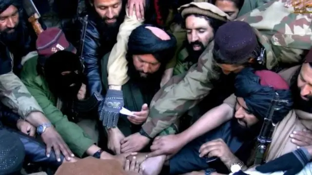 حافظ سعید خان کی ویڈیو میں افغانستان اور پاکستان کے علاقے میں سرگرم دس کمانڈروں نے بیعت کی