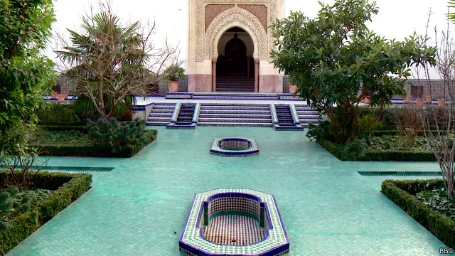 پیرس کی مرکزی جامع مسجد کا اندر کا منظر۔ یہ مسجد جسے گرینڈ موسک آف پیرس کے نام سے جانا جاتا ہے اُن مسلمان فوجیوں کی یاد میں تعمیر کی گئی تھی جنہوں نے فرانس کے لیے لڑتے ہوئے جنگِ عظیم اول میں اپنی جان دی تھی۔ تین دہائیوں بعد اسی مسجد نے یہودیوں کو ہولوکاسٹ سے بچنے کے لیے اپنی چھت کے نیچے پناہ دی