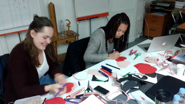 پیرس کے نوجوان ملک میں یکجہتی، تنوع اور محبت کی وکالت کرتے نظر آتے ہیں