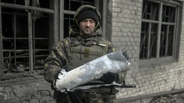 Украинский военнослужащий с куском снаряда