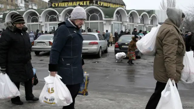 Жительницы Донецка с гуманитарной помощью
