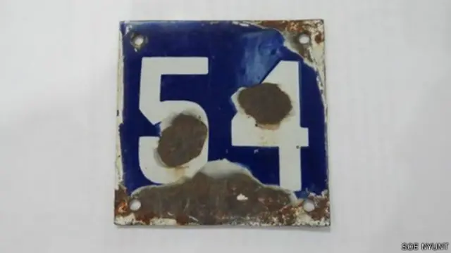 Plat nomor rumah Suu Kyi turut dilelang.