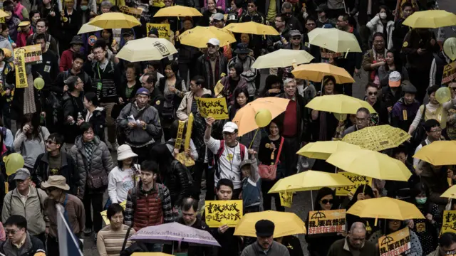 香港民眾舉起黃色雨傘參與民陣「爭普選」大遊行（1/2/2015）