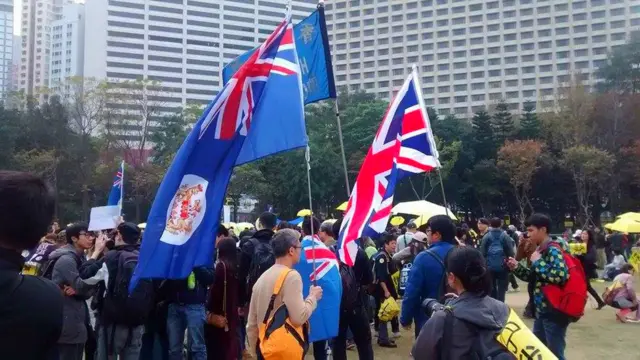 香港示威者舉起英國殖民時期旗幟（BBC中文網圖片1/2/2015）