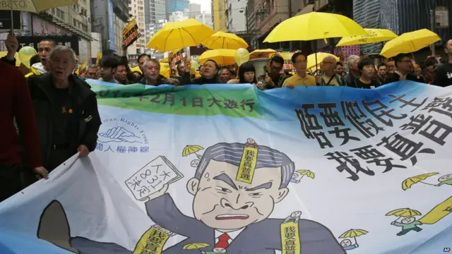 اتوار یکم فروری کو دسیوں ہزاروں افراد نے ہانگ کانگ میں جمہوریت کے حق میں ایک بڑا مظاہرہ کیا اور عالمی طور پر تسلیم شدہ حق رائے دہی کے لیے نعرے لگائے۔