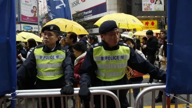 جلوس کے تمام راستے پر پولیس کی بھاری نفری تعینات تھی اور مظاہرین نو آبادیاتی دور کے جھنڈے اٹھائے ہوئے تھے۔