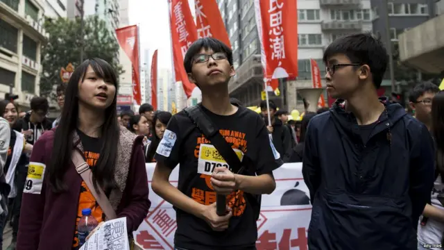 جلوس میں ہانگ کانگ کے طلبا کے رہنما اینگس چاؤ، جوشوا وانگ اور آسکر لئی نمایاں نظر آئے۔