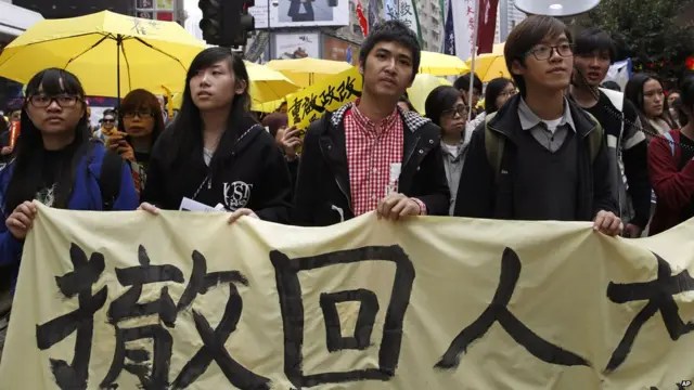 ان کے علاوہ طالبعلم رہنما ایلکس چاؤ نے بھی اتوار کی بڑی ریلی میں شرکت کی۔