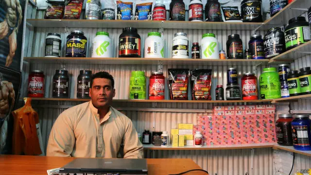 مغازه‌های پر زرق و برق فروش مواد پروتئینی و کریتین و قرص‌های تقویت اندام در کابل زیاد است.
عبدالوهاب از فروشندگان مواد پروتئینی می‌گوید که پروتئین و کراتین را از مندوی کابل می‌آورد.