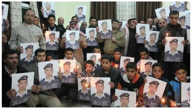 معاذ الکساسبہ کے خاندان کے افراد ان کی رہائی کے لیے اپیل کرتے ہوئے