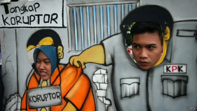 Perseteruan KPK-Mabes Polri meletup kembali semenjak penetapan calon Kapolri Budi Gunawan sebagai tersangka.