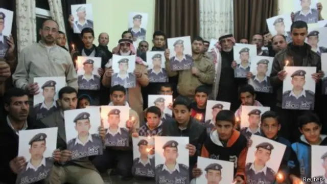 اقرباء معاذ الكساسبة يعبرون عن تضامنهم معه في 31 يناير / كانون الثاني 2015