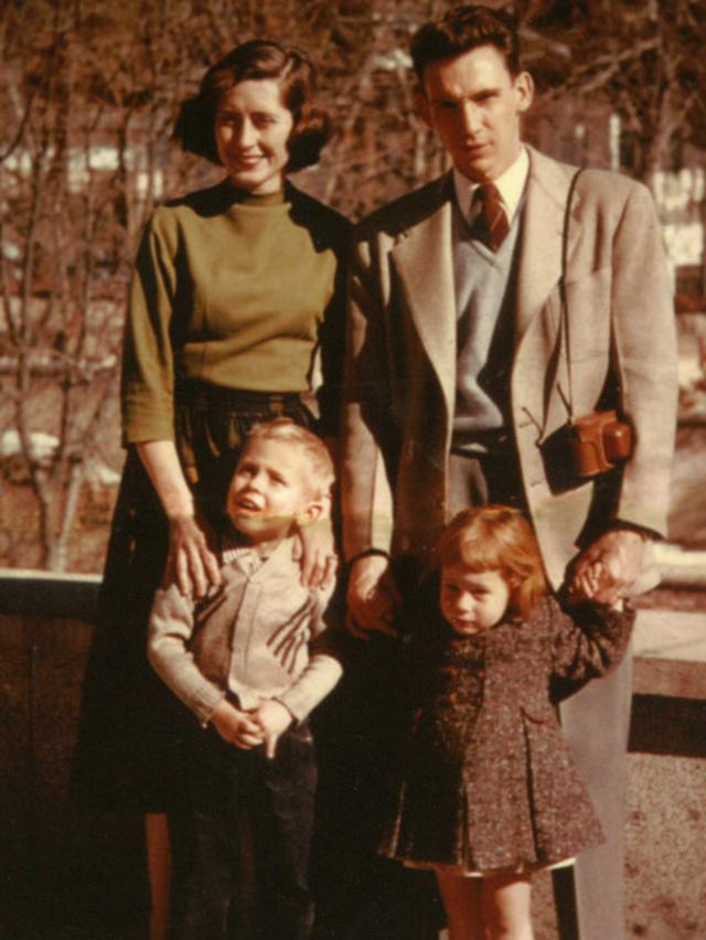 ریچارد کاتم بعد از کودتای ۲۸ مرداد دو سال به ایران اعزام شد. عکس در تهران - از مارتا کاتم (دختربچه سمت راست)