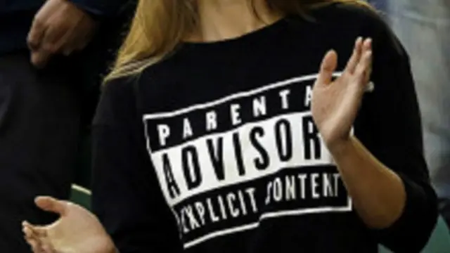 اینڈی مرے کی منگیتر کم سیرس نے آسٹریلین اوپن فائنل میں اپنا مذاق اڑاتے ہوئے یہ شرٹ پہنی جس پر لکھا ہوا ہے: ’والدین خبردار رہیں، یہ فحش مواد ہے‘