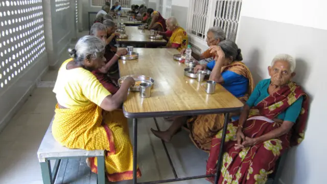 வேர்களை வெறுக்கும் விழுதுகள் 9: இல்லம் தேடி அல்லாடும் ஏழை முதியோர் - BBC  News தமிழ்