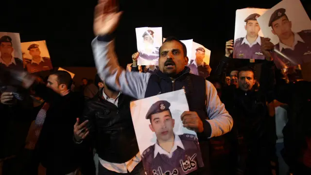 معاذ الکساسبہ اردن کے ایک طاقتور قبیلے سے تعلق رکھتے تھے اور اُن کے رشتہ داروں کی جانب سے حکومت پر شدید دباؤ تھا