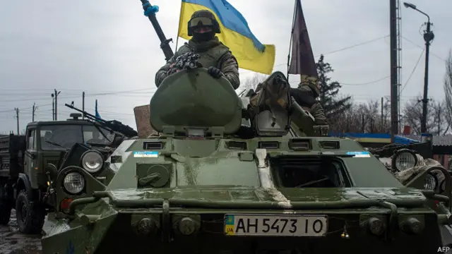 Xe tăng và các chiến xa hạng nặng của phe chính phủ tiến về phía Debaltseve hôm Chủ Nhật