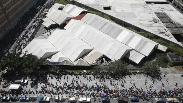 Presiden Maduro menuduh pengusaha menimbun barang-barang dan menyeludupkannya