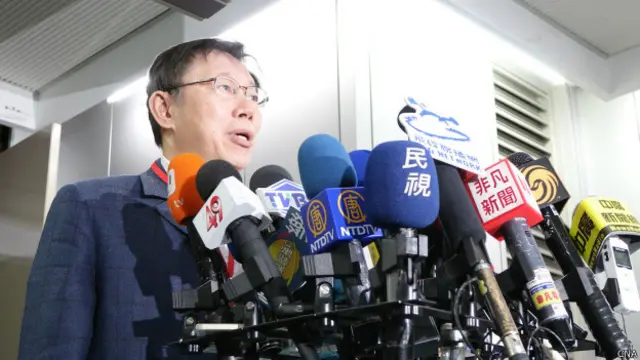 柯文哲在台北会见记者（台湾中央社图片1/2/2015）