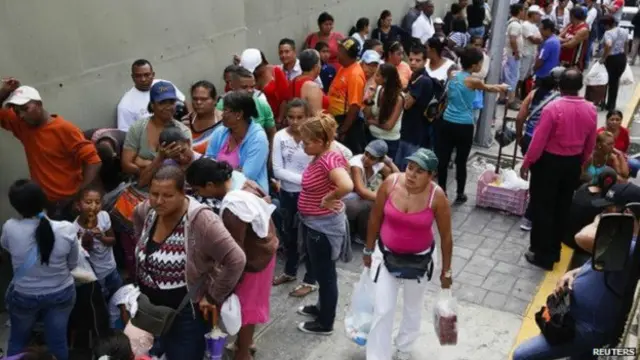 Antrian panjang terjadi di sejumlah toko di Venezuela