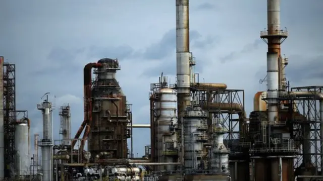 ہیوسٹن یونیورسٹی کے ماہرین کے بقول عالمی قیمتوں میں کمی اور پیداواری اخراجات میں زیادتی سے جو ممالک سب سے زیادہ متاثر ہوں گے ان میں روس، ایران اور شدت پسند تنظیم دولت اسلامیہ شامل ہیں جو تیل کی آمدنی پر انحصار کرتے ہیں