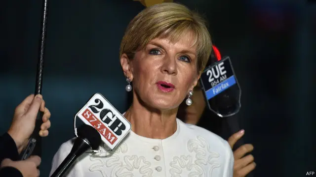 وزيرة الخارجية الأسترالية جولي بيشوب أبلغت الصحفيين عن محادثة بيتر معها.