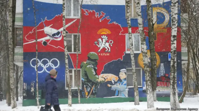 Патриотическое граффити на стене одного из зданий в Москве