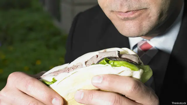 Бизнесмен с бутербродом