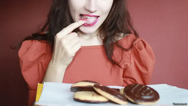 Голодная женщина перед печеньем