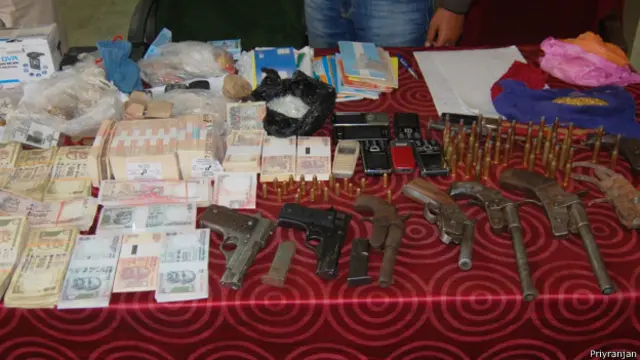 बिहार डकैत परिवार से बरामद पैसा और हथियार