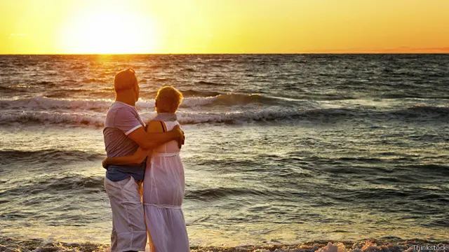 Пенсионеры на берегу моря