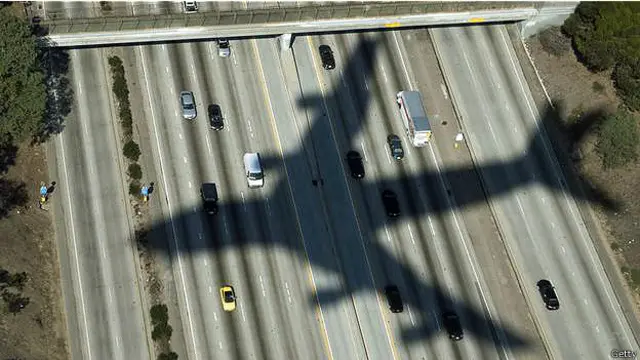 Тень огромного самолета на дороге