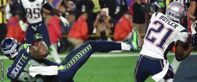 La última jugada del partido. Malcolm Butler intercepta un balón sobre la línea de gol para evitar la anotación de los Seahawks de Seattle.