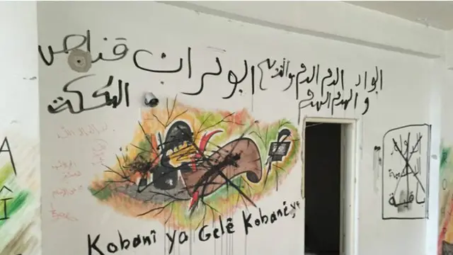 دیواروں پر گرافیٹی کی لڑائی بھی دکھائی دی