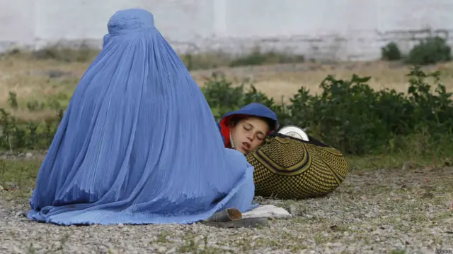 یہ مہاجرین گزشتہ ایک عرصے سے پاکستان میں ہیں جہاں ان کی نسلیں جوان ہو گئی ہیں۔