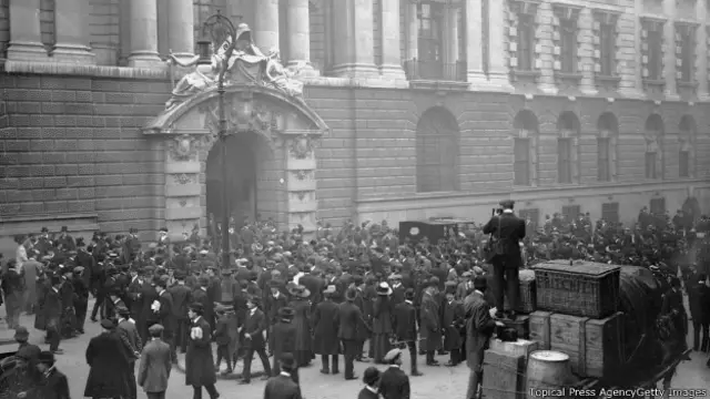 Толпа перед Олд-Бейли во время суда над Криппеном